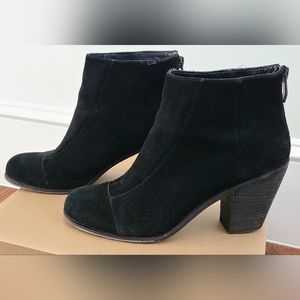 Vince Camuto Black Suede 3inch Heel Ankle Boots Rear Zip in Size 6M